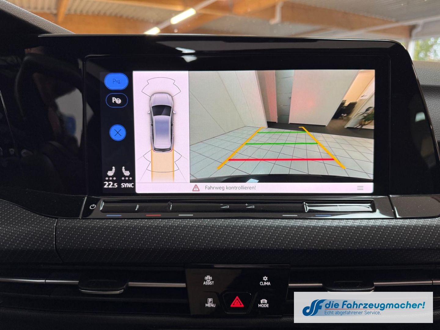 Fahrzeugabbildung Volkswagen Golf VIII Variant R Line 4Motion HUD AD AHK-klap