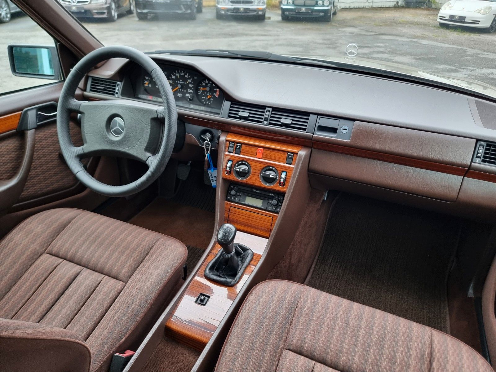 Fahrzeugabbildung Mercedes-Benz 230 E/Schiebedach/AHK/H-Zul./Sehr schöner Zust.
