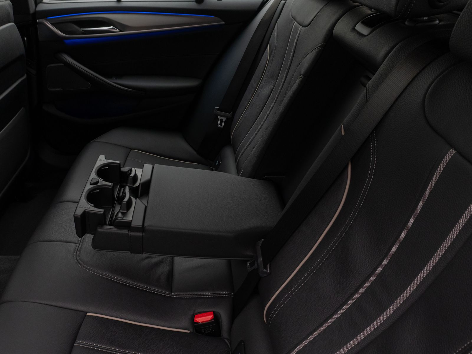 Fahrzeugabbildung BMW 530d xD M Sport Laser Kamera HUD DAB H/K Komfort
