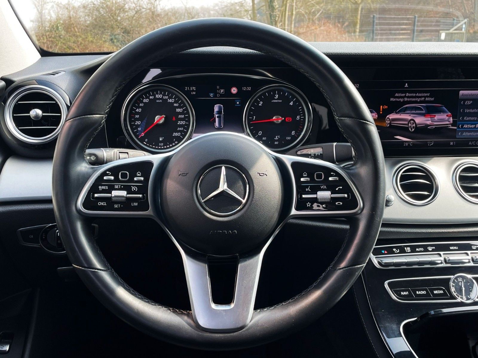 Fahrzeugabbildung Mercedes-Benz E 220T AUT. 4-MATIC NAVI CAM LED AHK 1.Hd