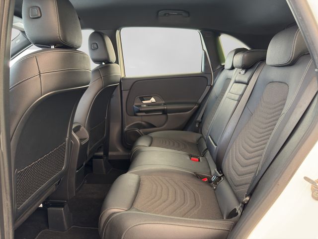 Fahrzeugabbildung Mercedes-Benz B 180 Automatik+LED+Kamera+Navi+AHK+Spur