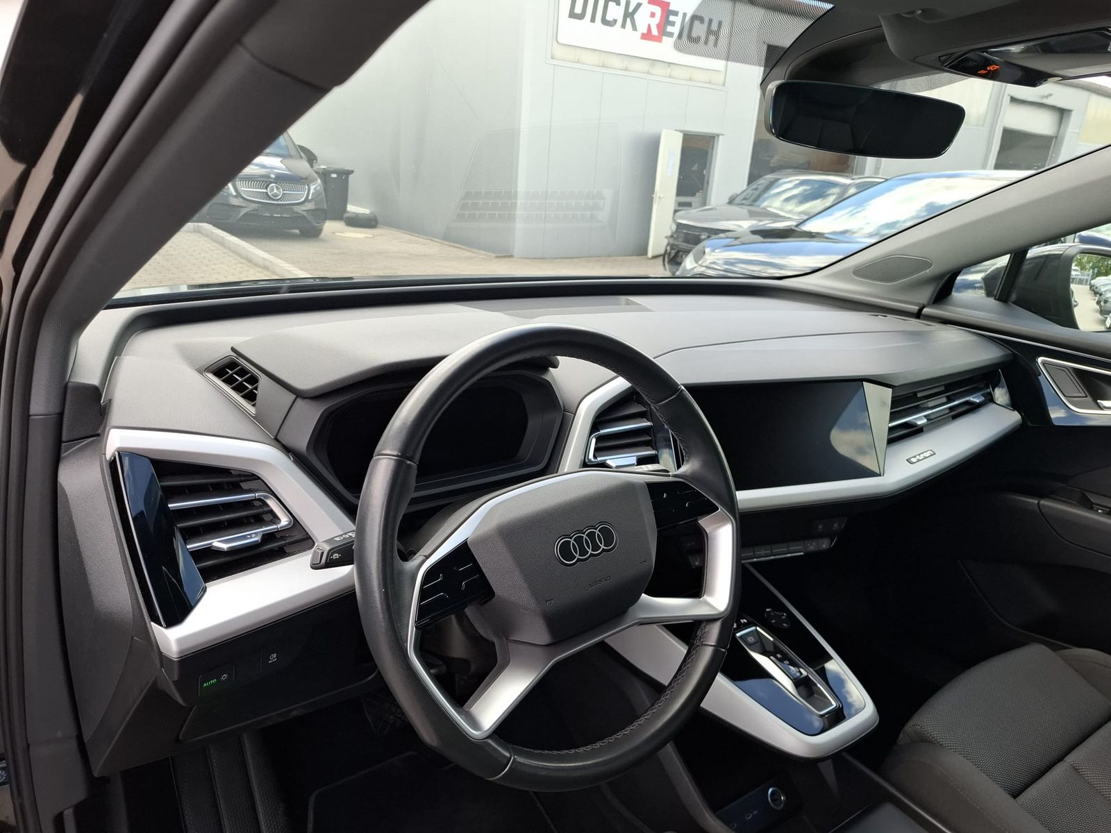 Fahrzeugabbildung Audi Q4 e-tron 40 AHK*LED*19"ALU*SHZ*SPORTSITZE*94,4%
