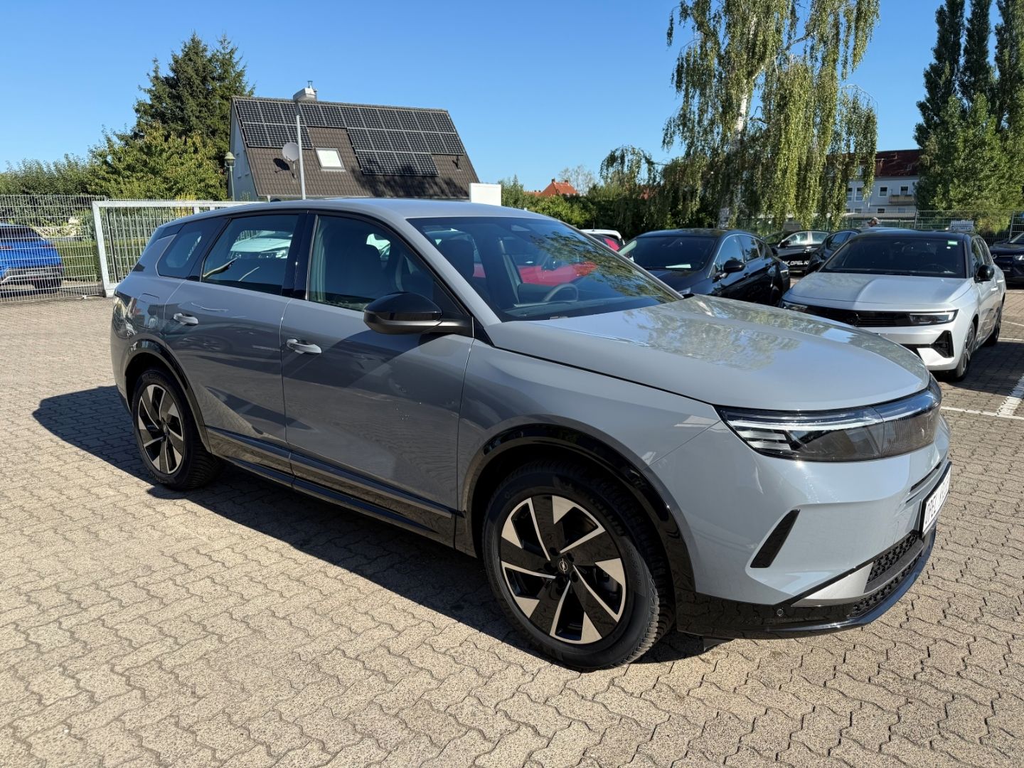 Fahrzeugabbildung Opel Grandland 1.6 Plug-in-Hybrid mit AHK+Allwetter