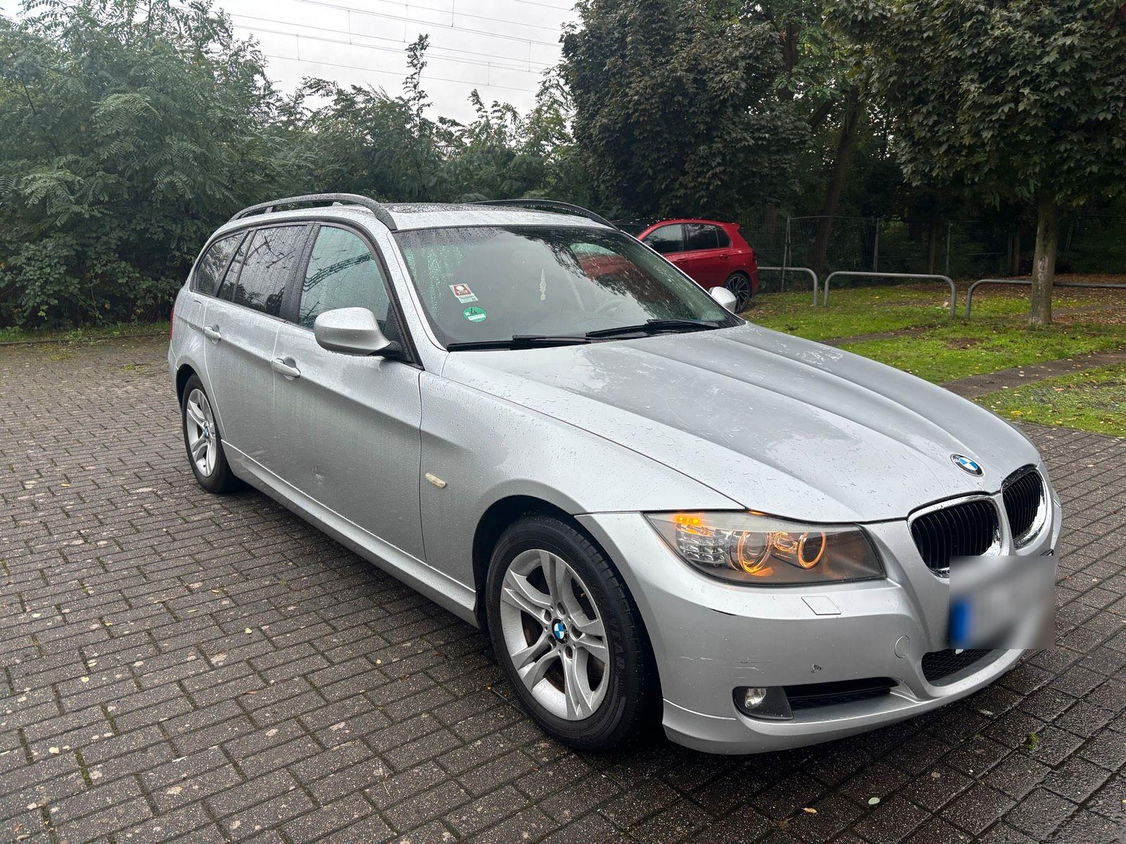 BMW 320 2009 — interior