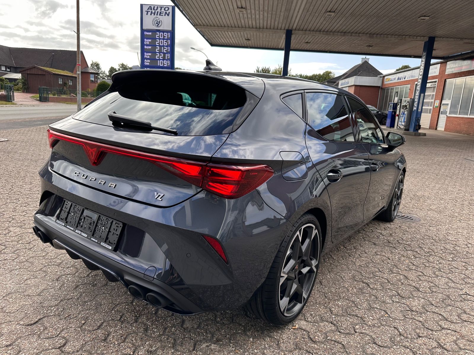 Fahrzeugabbildung CUPRA Leon VZ 2.0 TSI Pano/ACC/APP/LED/RFK/PDC/SHZG