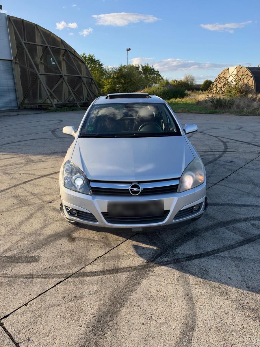 Opel Astra 2005 — rear view