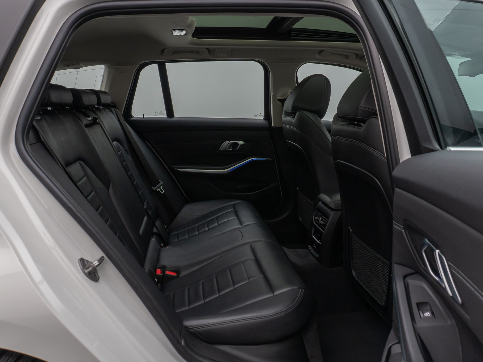 Fahrzeugabbildung BMW 320d  Luxury Line Panorama Kamera DAB AHK Alarm