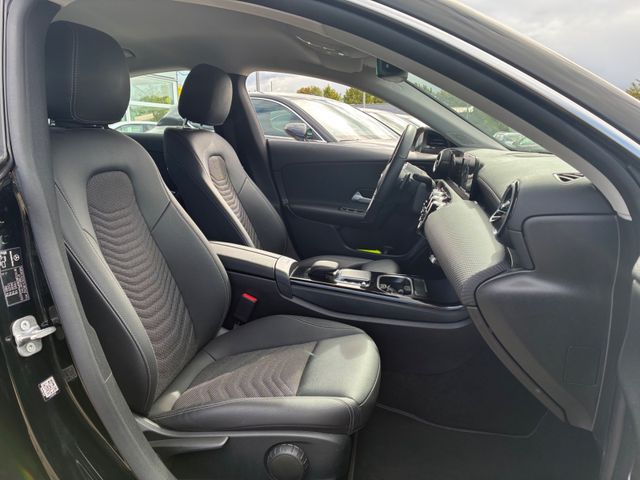 Fahrzeugabbildung Mercedes-Benz CLA 180 Lim >AUT/NAV/LED/Teilleder<