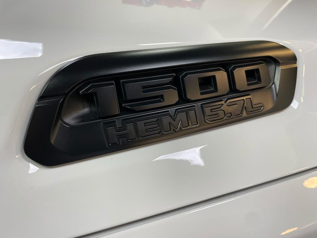 Fahrzeugabbildung Dodge BIGHORN-BUILT TO SERVE-CREW CAB HEMI 4x4-12"-LPG