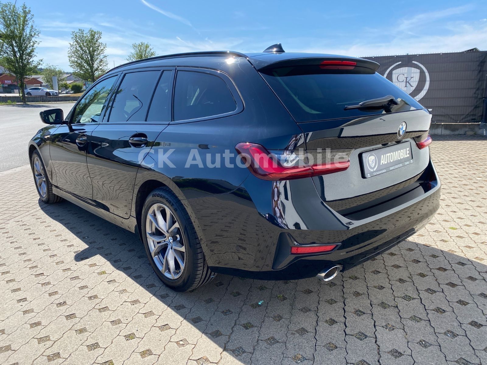 Fahrzeugabbildung BMW 320d xDrive Touring Sport-Line/Laser/Pano/Kamera