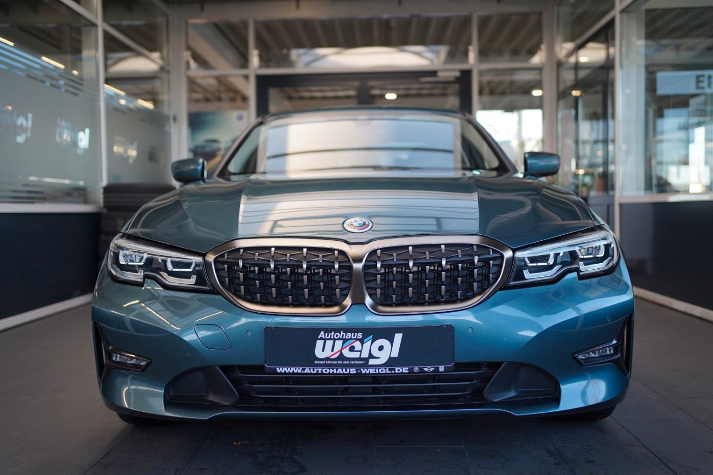 Fahrzeugabbildung BMW 320i Advantage Head Up+Parking u. Driving Ass.++