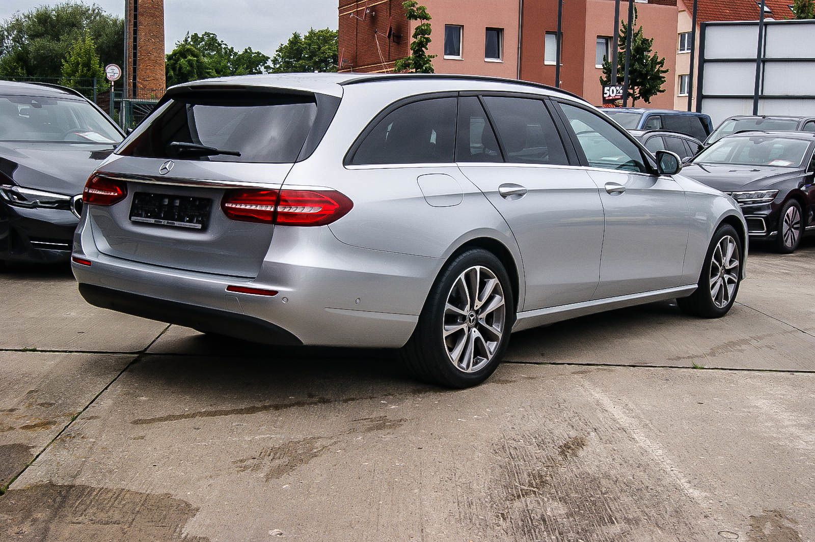 Fahrzeugabbildung Mercedes-Benz E 200 T-Modell 7-SITZER STANDHEIZUNG MULTI-BEAM