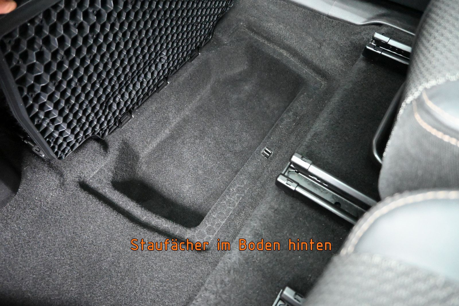 Fahrzeugabbildung Peugeot 5008 BlueHDi 130 GT °ACC°AHK°PANO°7-SITZE°ALARM°