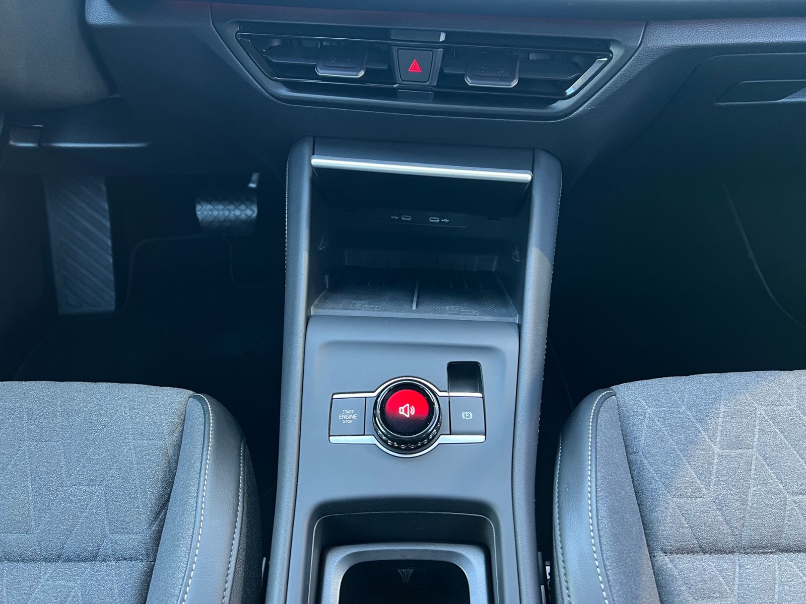 Fahrzeugabbildung Volkswagen Tayron LIFE 1.5 eTSI DSG *AHK, 7-Sitzer, LED, AC