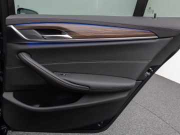 Fahrzeugabbildung BMW 520d xD Luxury Line Kamera HUD DAB HiFi DisplKey