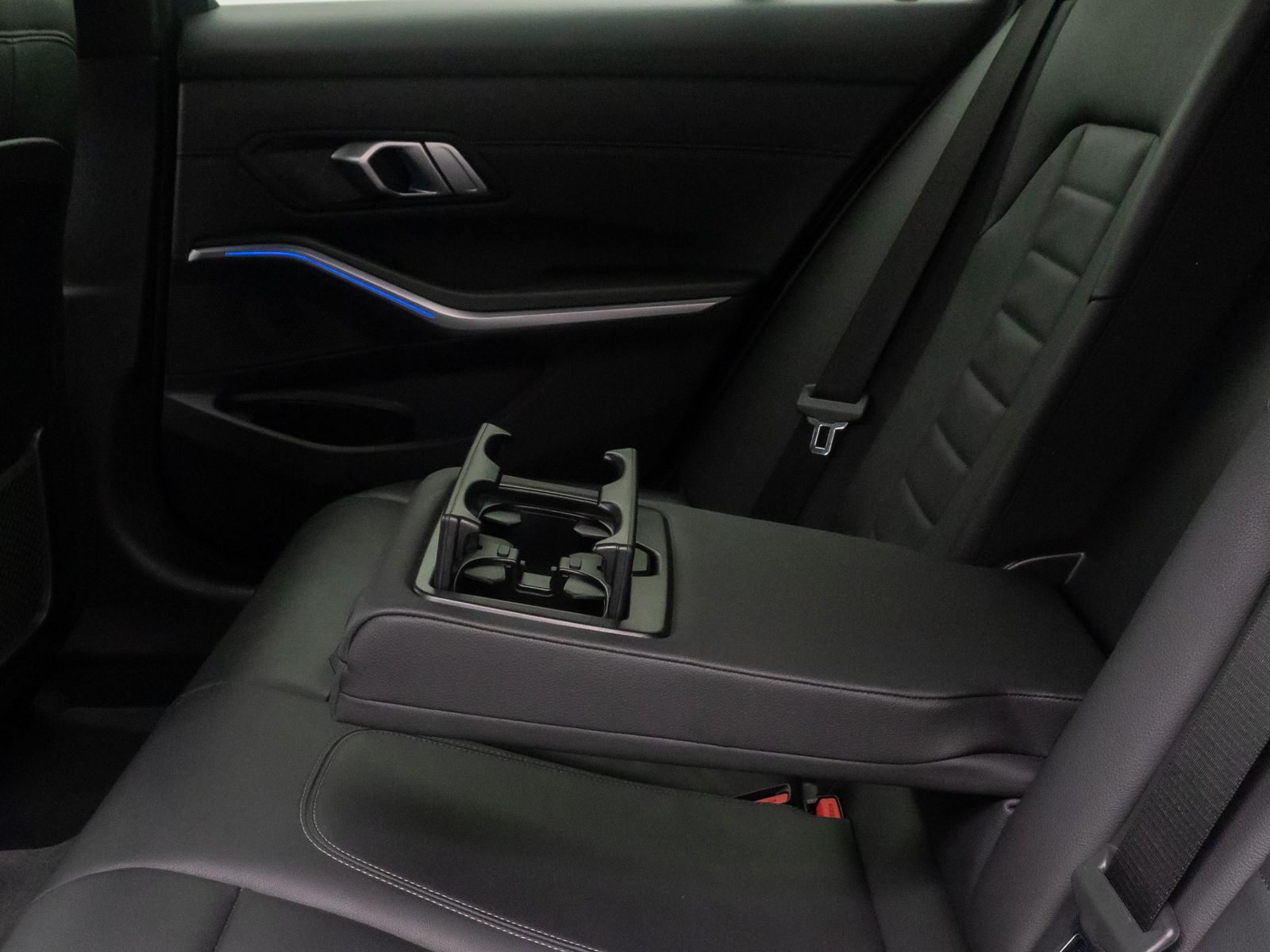 Fahrzeugabbildung BMW 320d xD M Sport DAB HiFi HUD Laser Kamera 19Zoll