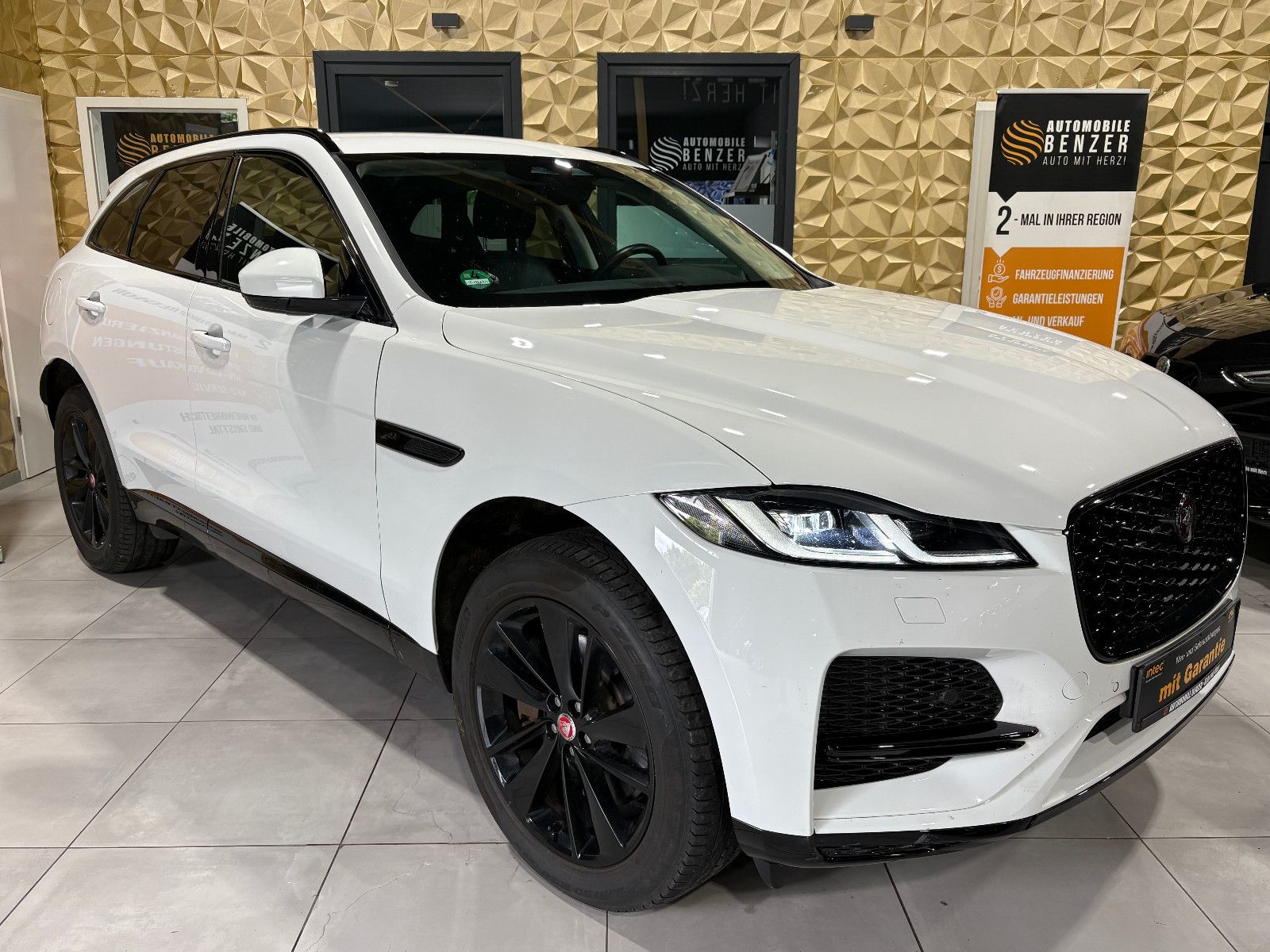 Fahrzeugabbildung Jaguar F-PACE SE AWD/D300/MEMORY/MASSAGE/APPLE/NAVI/KAM