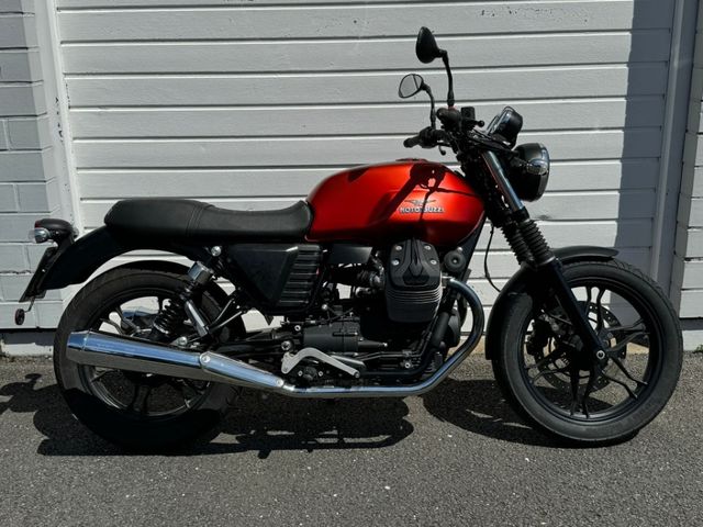 Moto Guzzi V7 II Stone erste Hand uff 2.400 KM