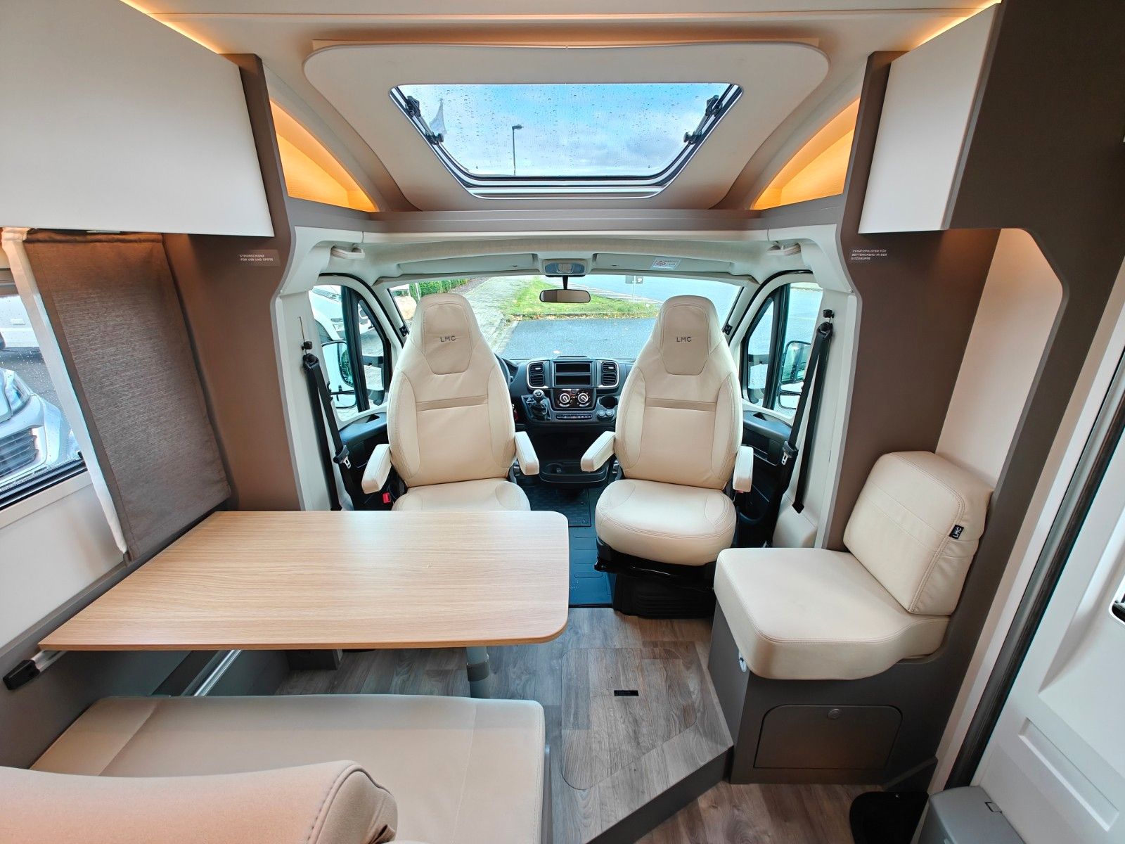 Fahrzeugabbildung LMC Tourer T 660 G -  663 70 Jahre, 140PS -