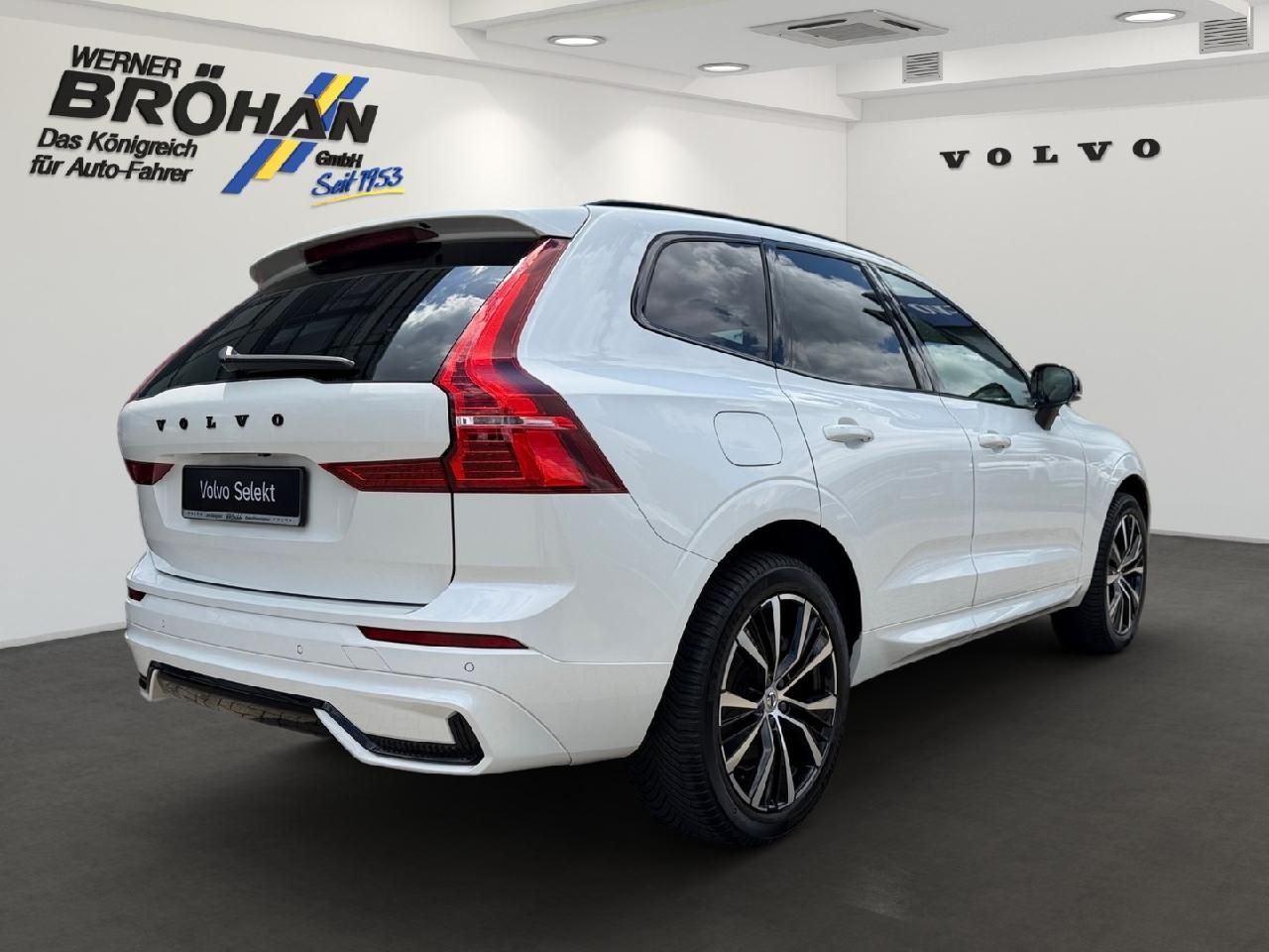 Fahrzeugabbildung Volvo XC60 B4 Benzin Plus Dark 2WD