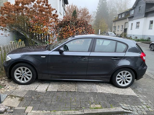 BMW 120i anthrazitgrau Navi, Leder