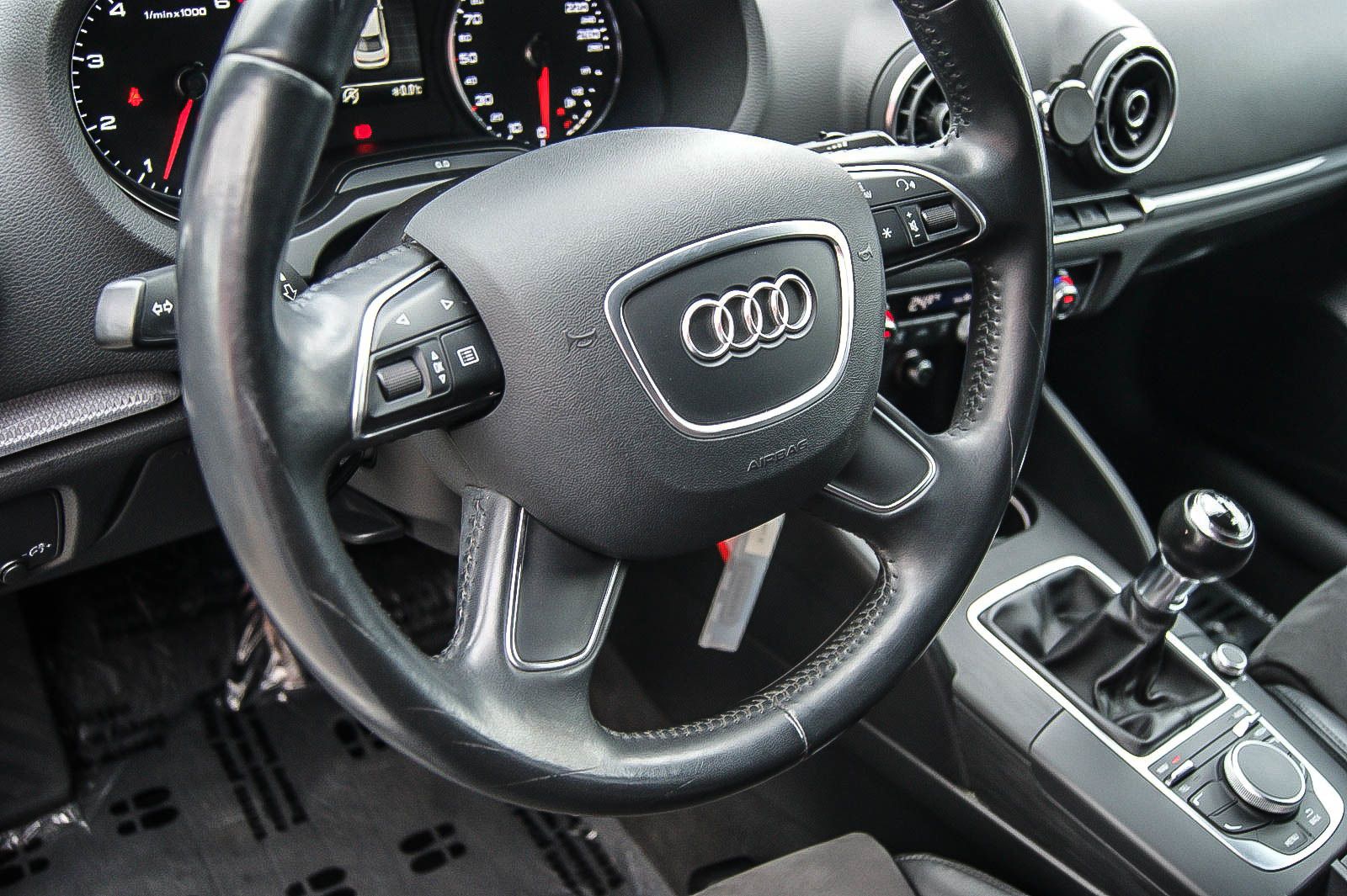 Fahrzeugabbildung Audi A3 Limousine 1.4 TFSI S-LINE NAVIGATION XENON 18