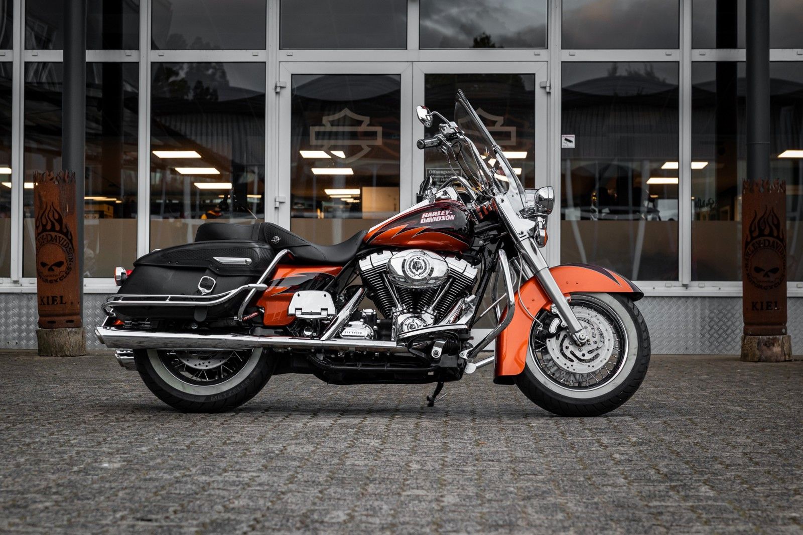 Fahrzeugabbildung Harley-Davidson FLHRC Road King Classic - BLACK BEAR - SELTEN