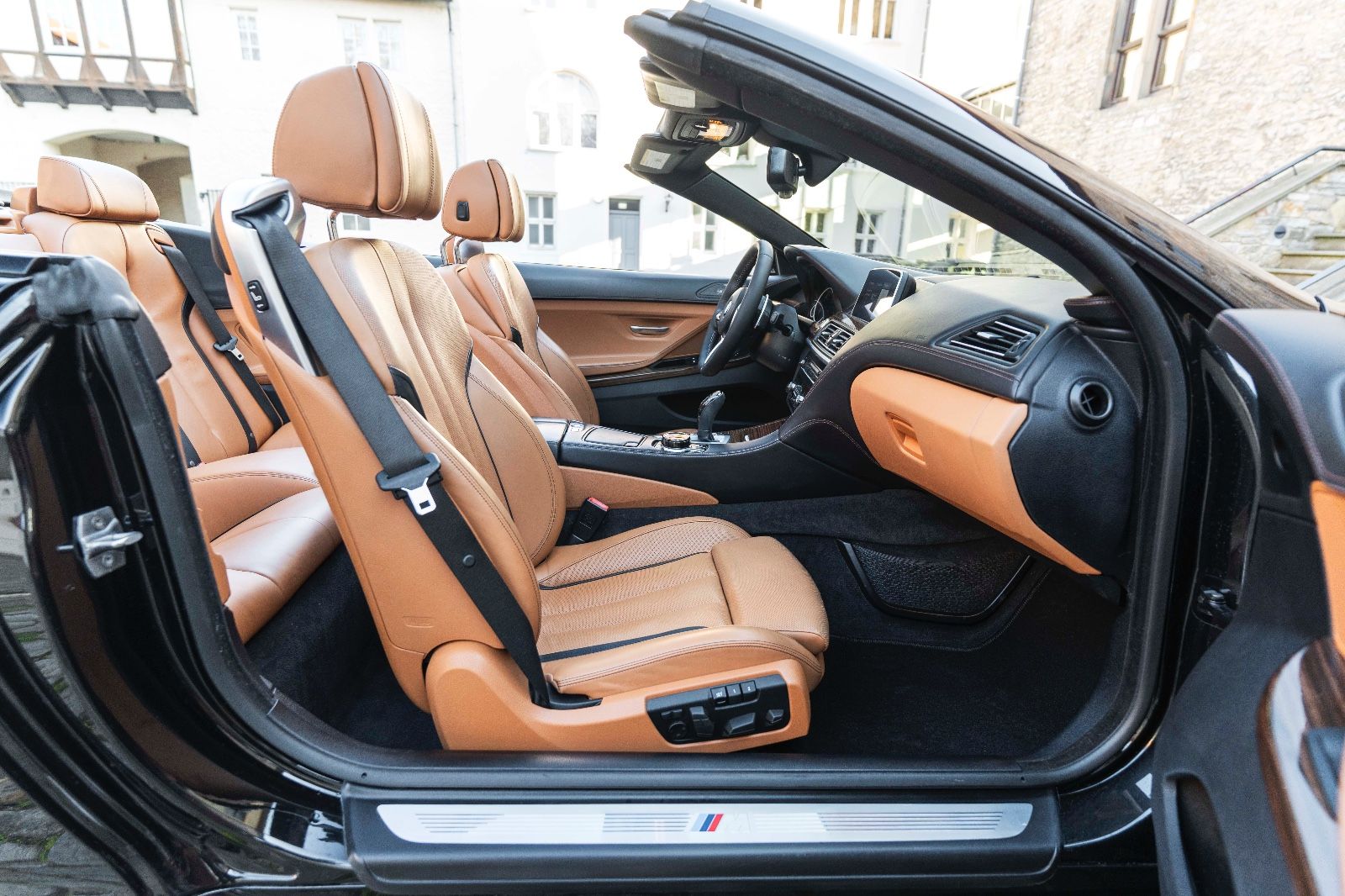 Fahrzeugabbildung BMW 650i xDrive Cabrio H&K LED CARPLAY NAV KAM ACC