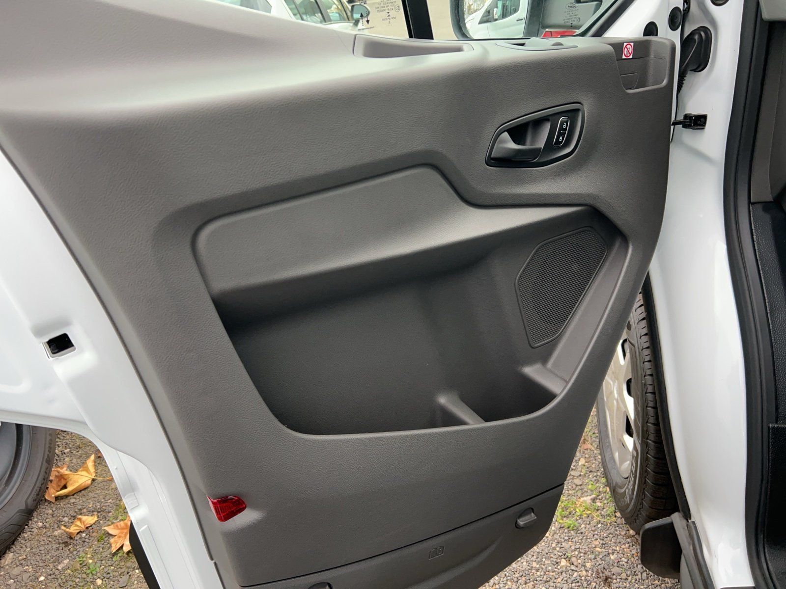 Fahrzeugabbildung Ford Transit L4 Einzelkabine Koffer GJR Ladebordwand