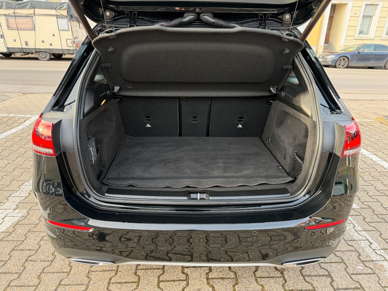 Fahrzeugabbildung Mercedes-Benz B 180 AMG LINE PANO NAVI KAMERA MBUX LED AHK