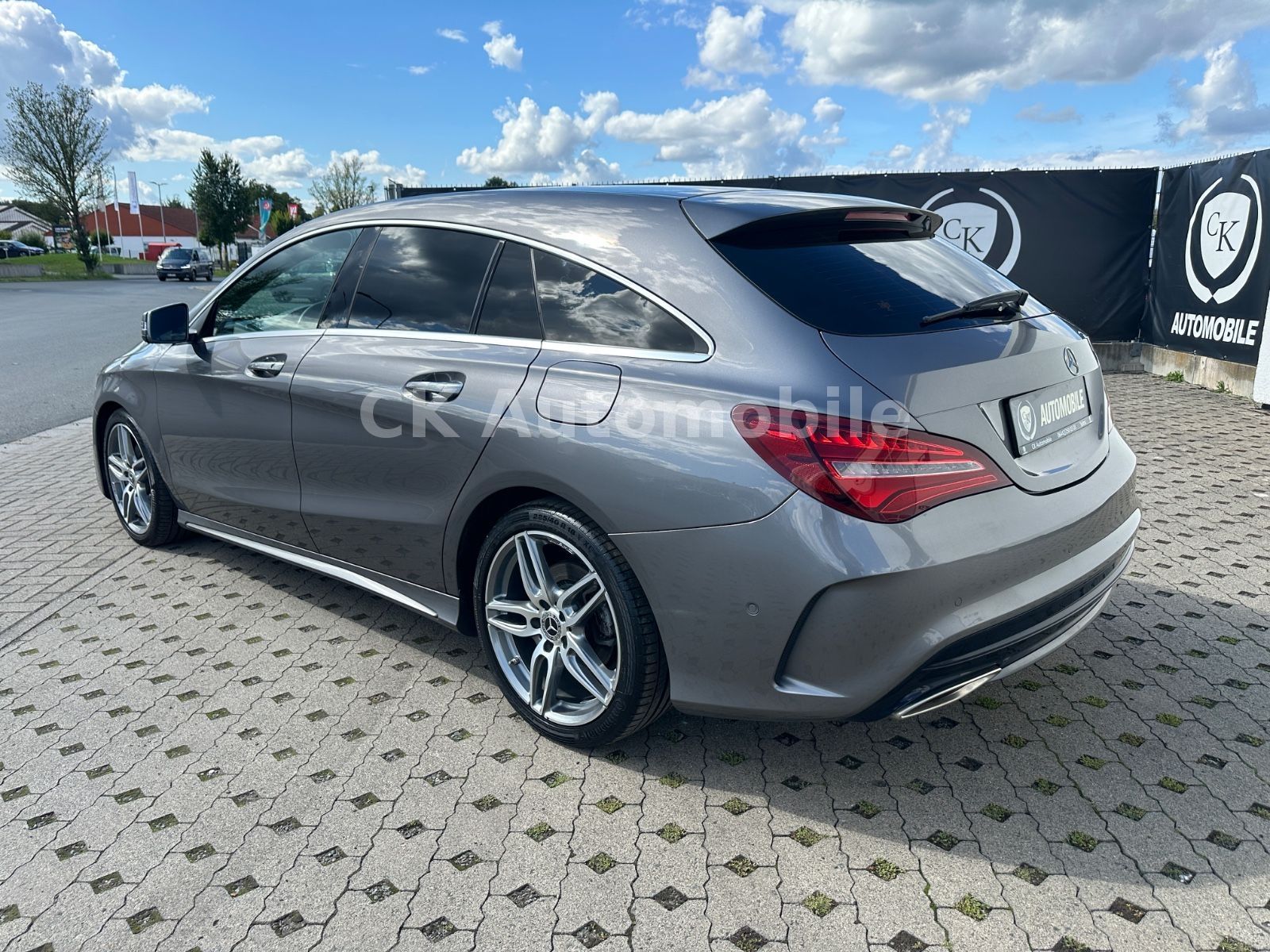 Fahrzeugabbildung Mercedes-Benz CLA 250 Shooting Brake AMG-Line/Navi/LED/ACC/Kam