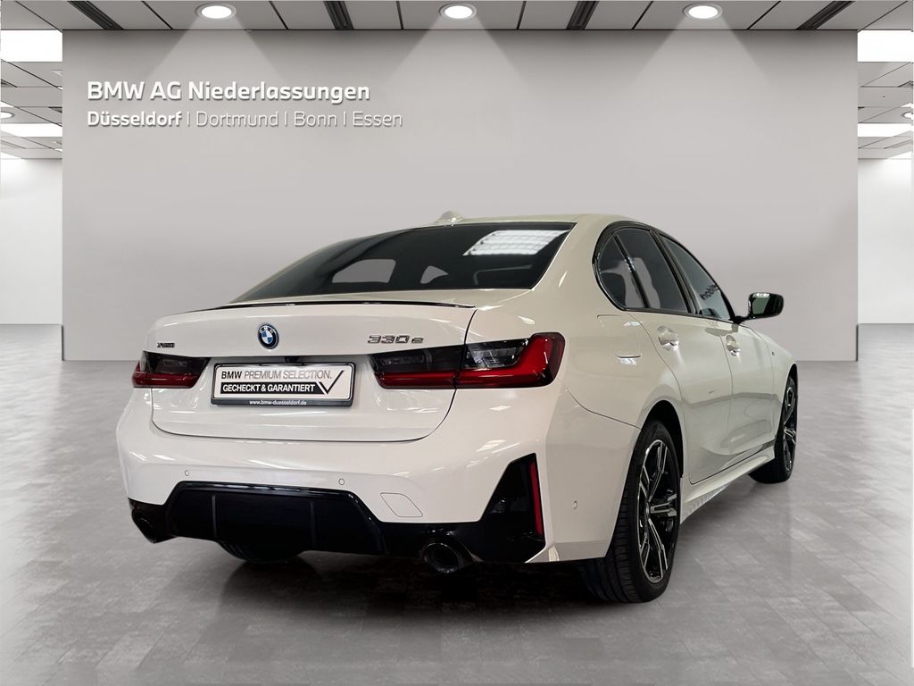BMW 330 — hlavná fotografia