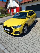 Audi A1 25 TFSI allstreet Pythongelb Met. / Black    