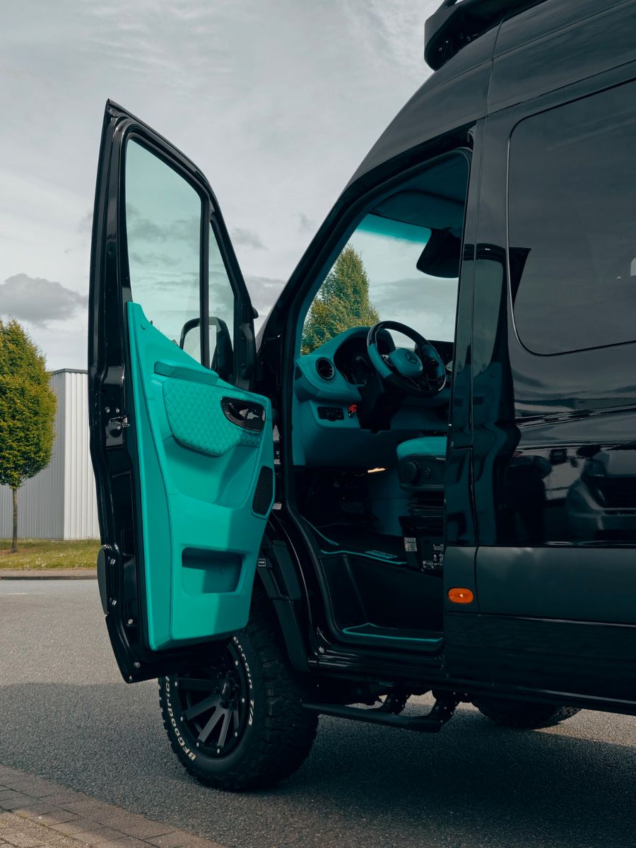 Fahrzeugabbildung Mercedes-Benz X-CROSSVAN 4x4² XXL - #1OFF