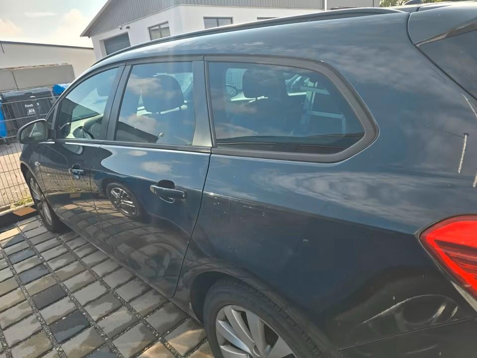 Opel Astra 2012 — interior