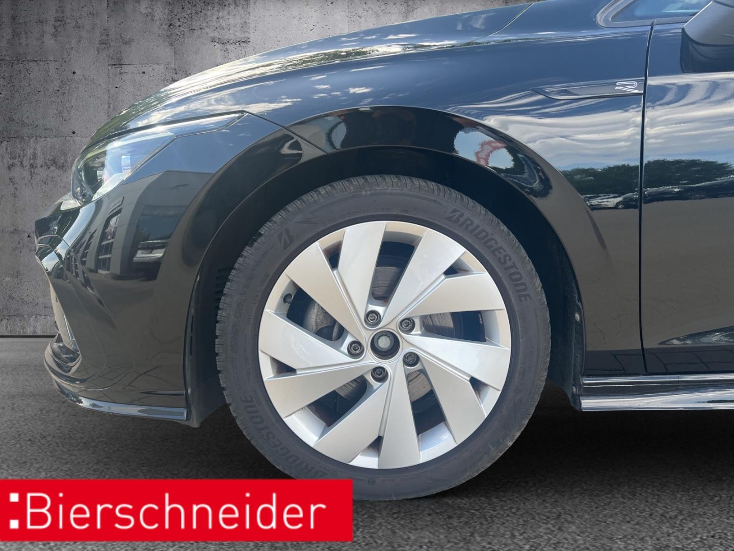 Volkswagen Golf 8 1.5 eTSI DSG R-Line IQ-LIGHT AHK H&K 18 N