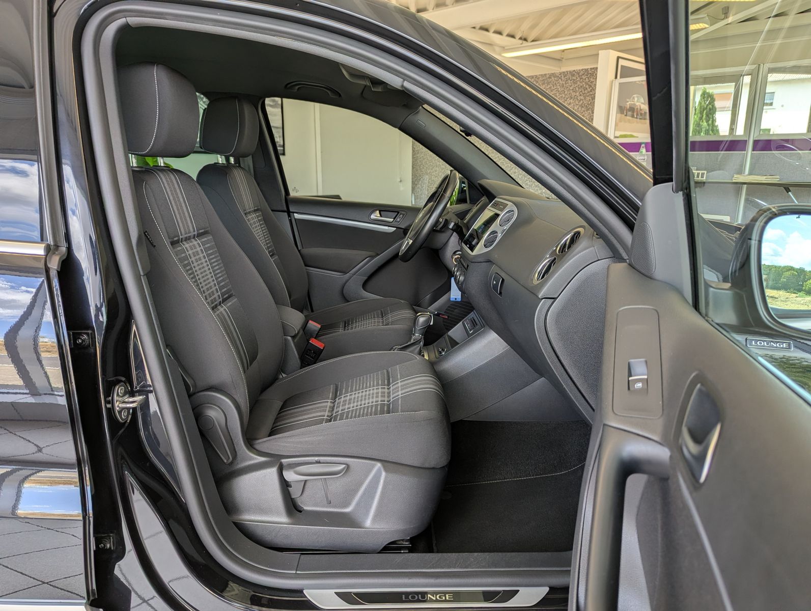 Fahrzeugabbildung Volkswagen Tiguan 1.4 TSI DSG Lounge DYNAUDIO AHK Kamera