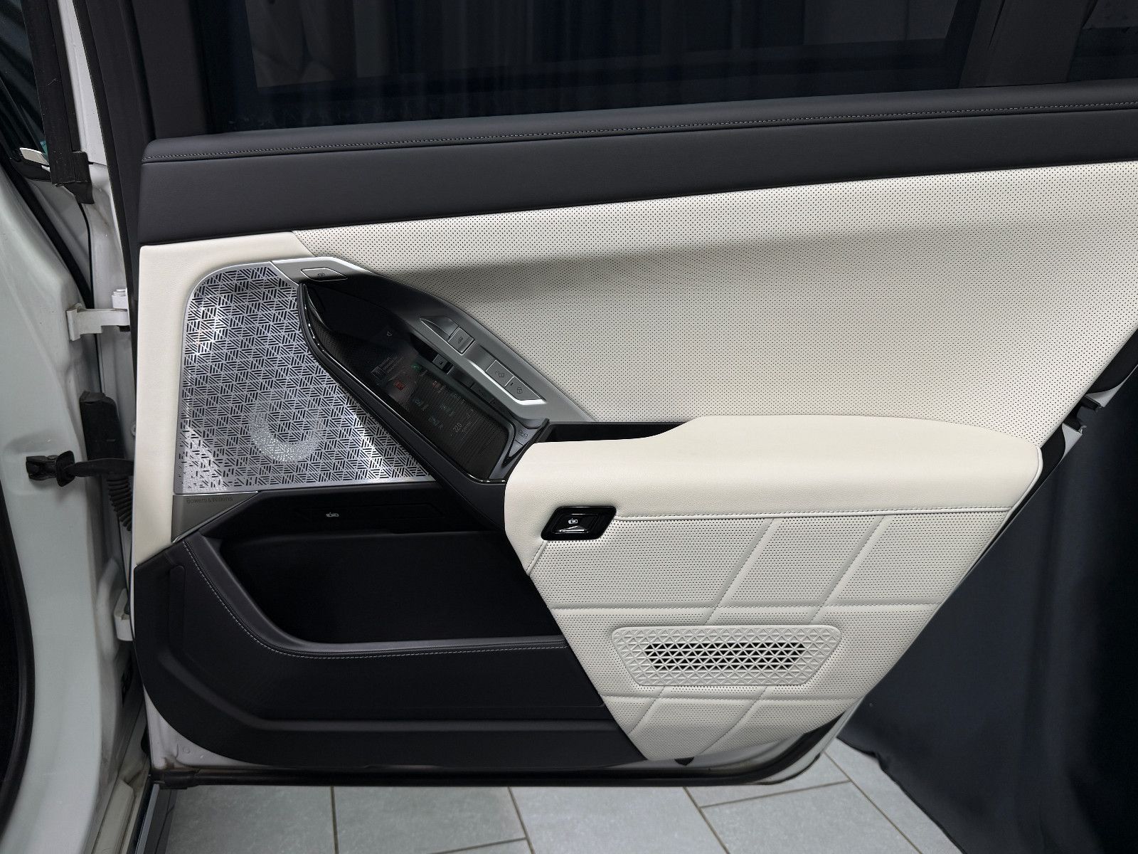 Fahrzeugabbildung BMW M760 e xDrive M-SPORT|TV|B&W|SKY-LOUNGE|MEGAVOLL
