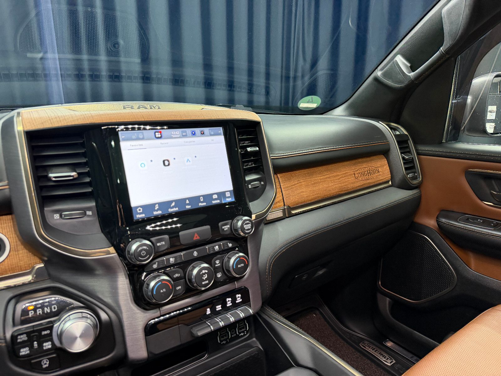 Fahrzeugabbildung Dodge RAM 1500 5.7 HEMI 4x4 Longhorn|AHK|NAVI|PANO