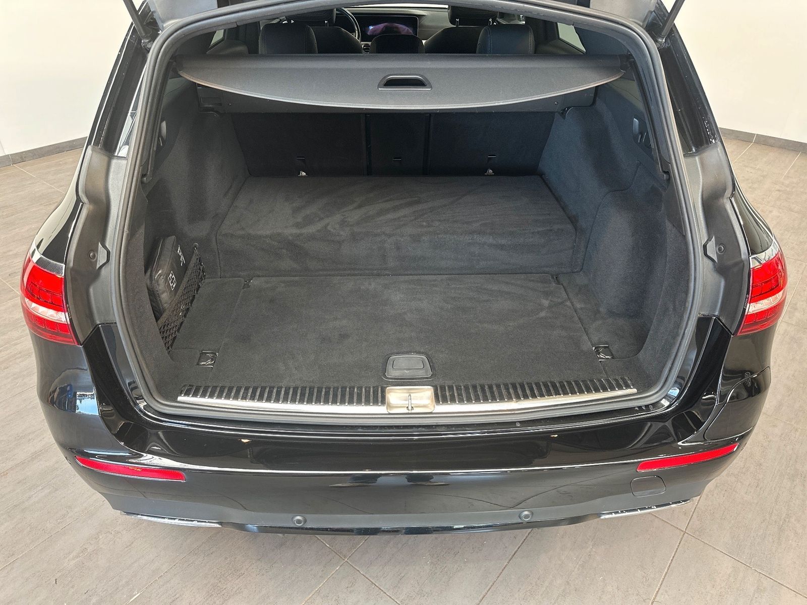Fahrzeugabbildung Mercedes-Benz E 300 de T AMG Line NAV+LED+AHK+18ZO+360°