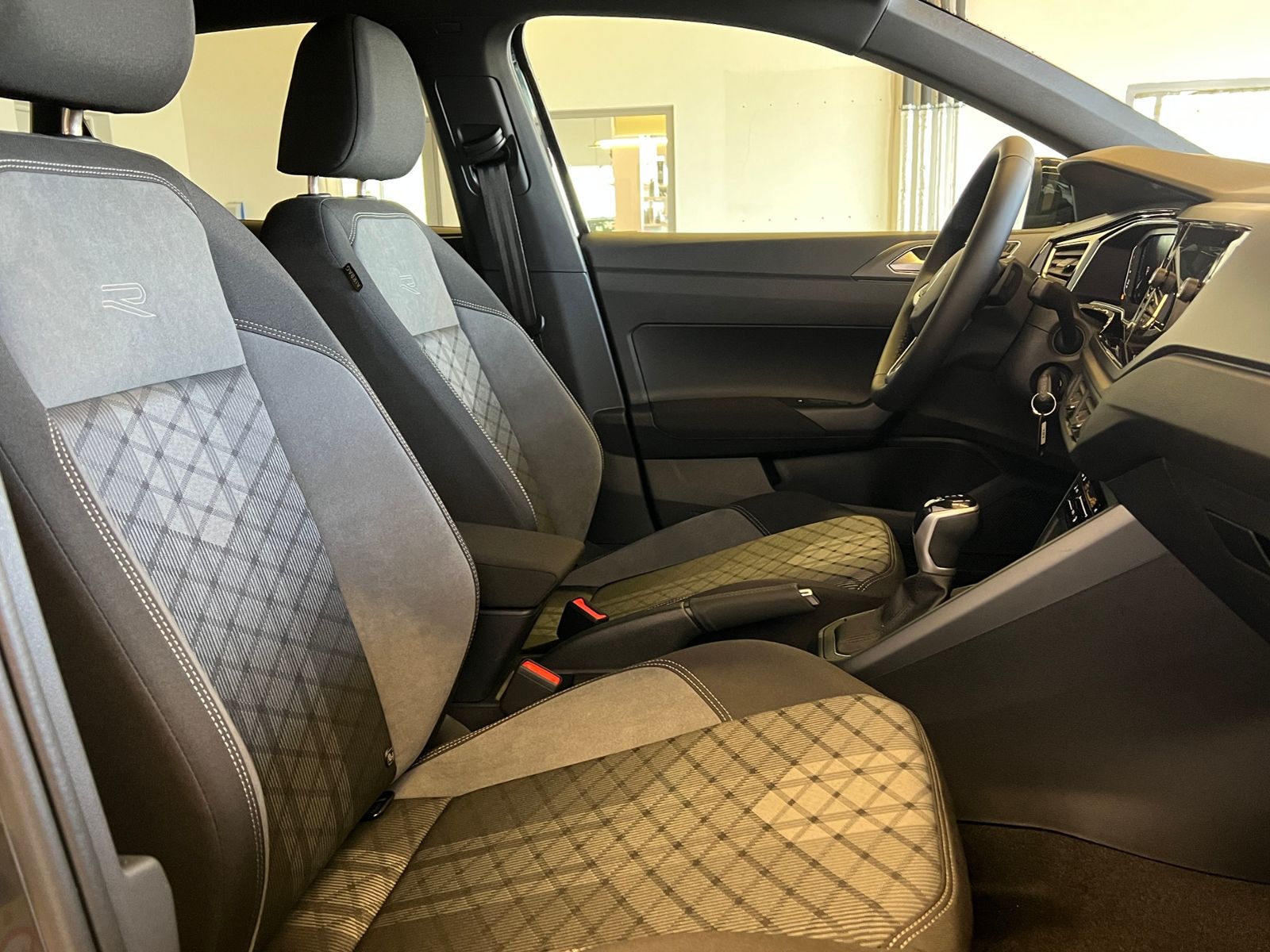 Fahrzeugabbildung Volkswagen Taigo R-Line 1.5 TSI DSG *AHK, Navi, "IQ.DRIVE"*