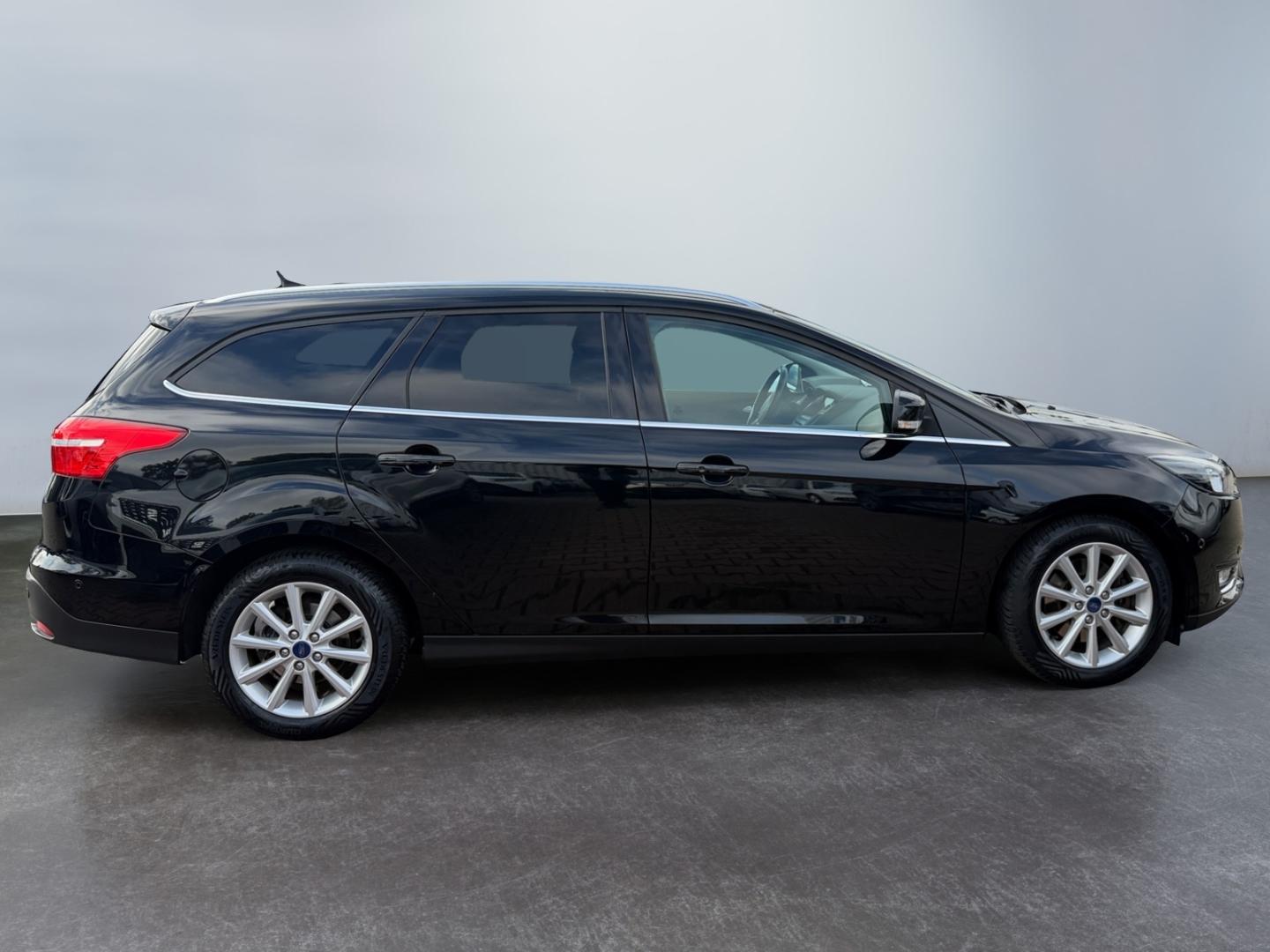 Ford Focus 1.5 Turnier Titanium *PDC v.&h.*SHZ*Klima*