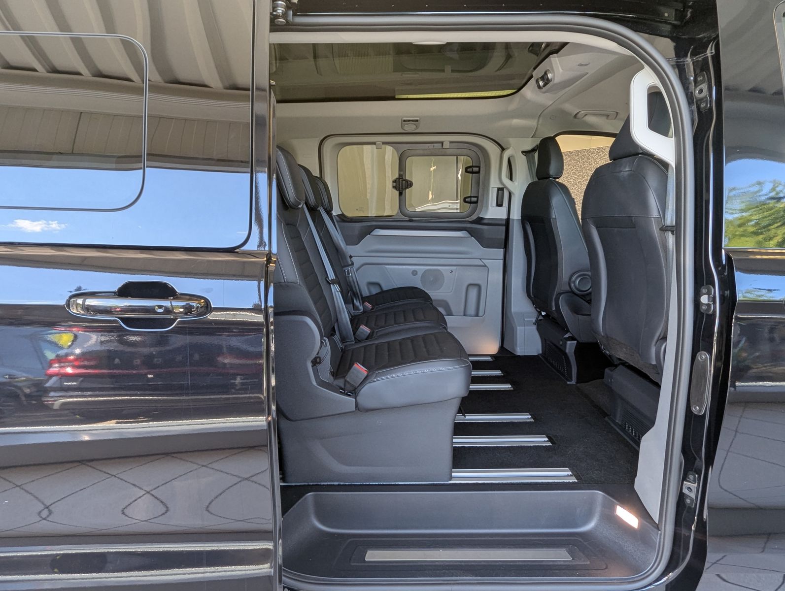 Fahrzeugabbildung Ford Tourneo Custom 320 Titaniu-X Leder Pano StHz AHK