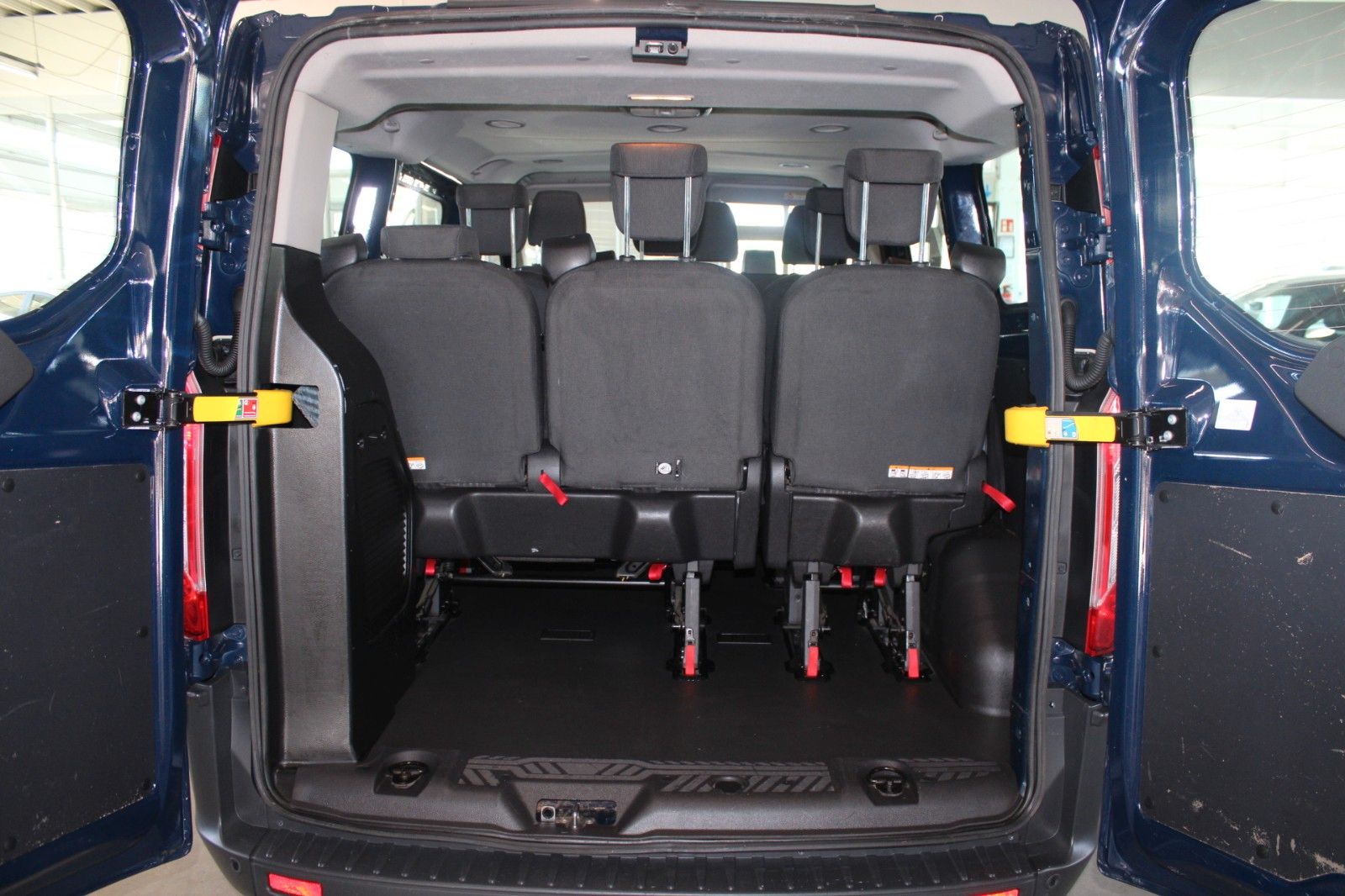 Fahrzeugabbildung Ford Transit Custom Kombi TREND 9-Si Doppelklima AHK