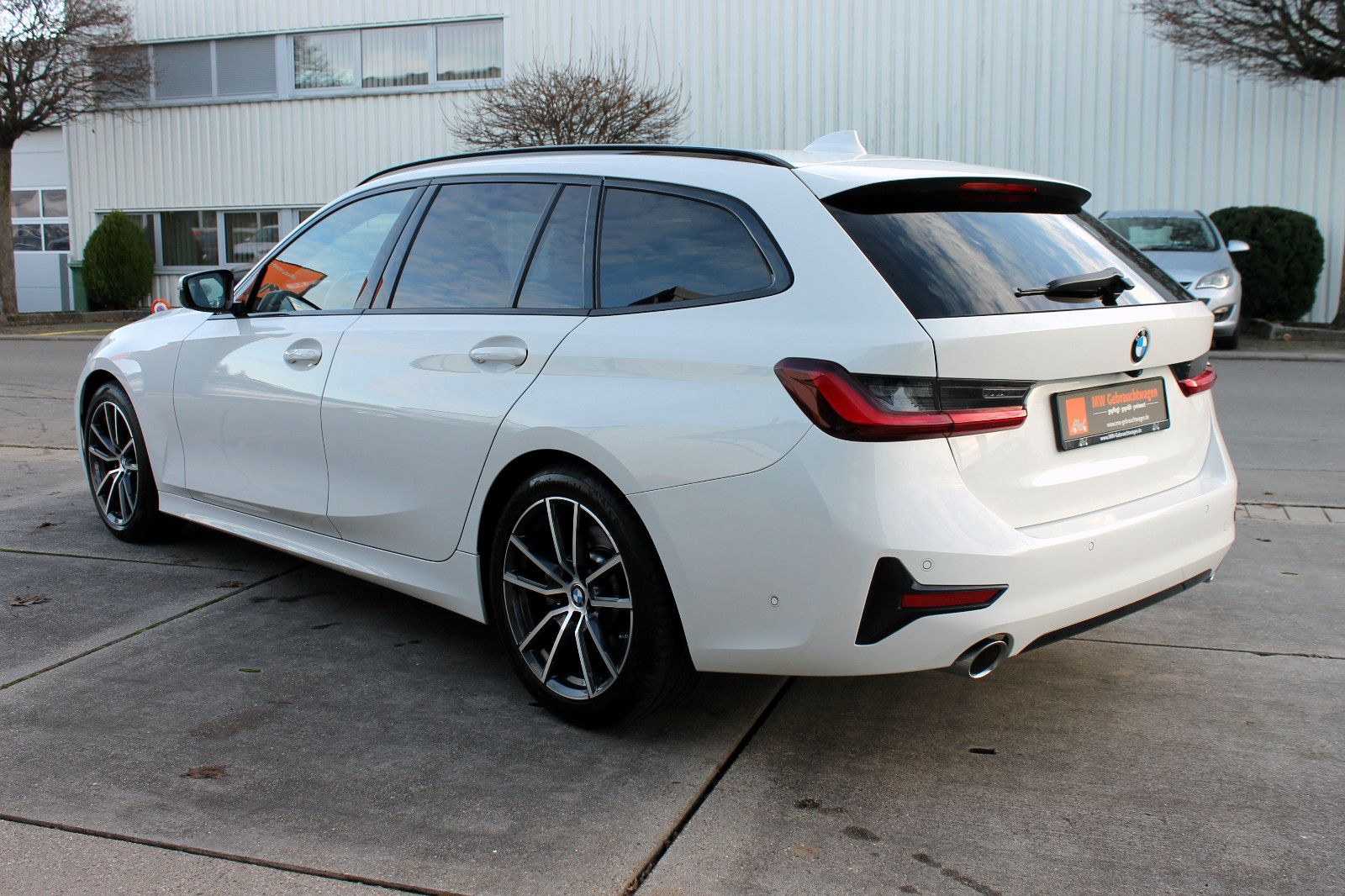 Fahrzeugabbildung BMW 330i Touring Sport-Line Steptr. LED ACC KAM AHK