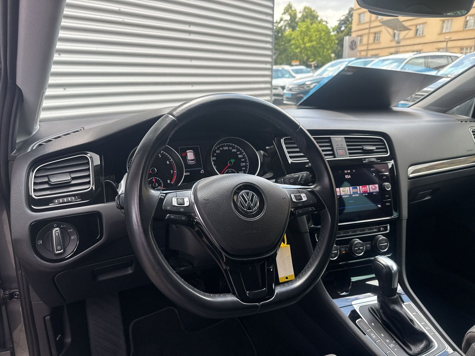 Fahrzeugabbildung Volkswagen Golf VII 1.5 TSI DSG R-Line LED NAVI SHZ ACC
