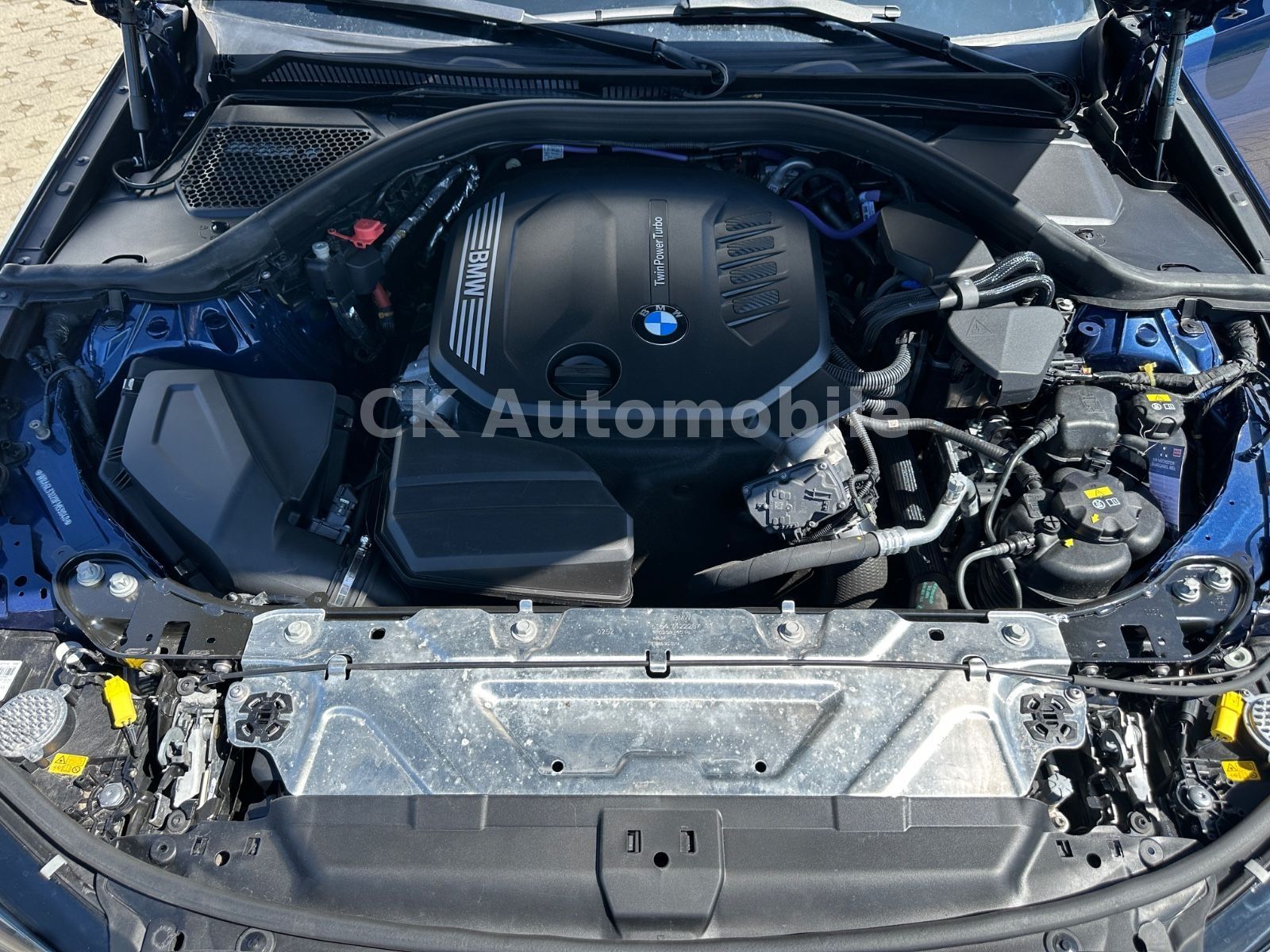 Fahrzeugabbildung BMW 318d Touring Sport-Line/Shadow-Line/Navi/Laser