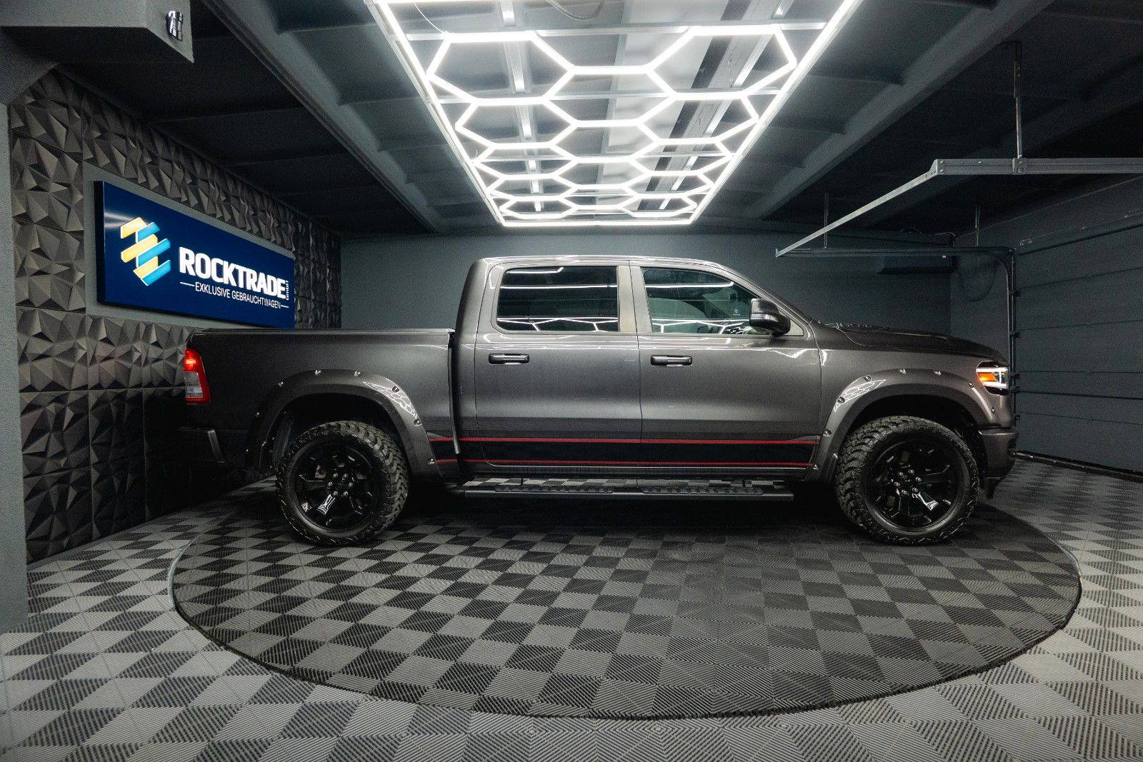Fahrzeugabbildung Dodge RAM 5.7 V8 HEMI 4x4 OFFROAD Night-Paket *LED*19%