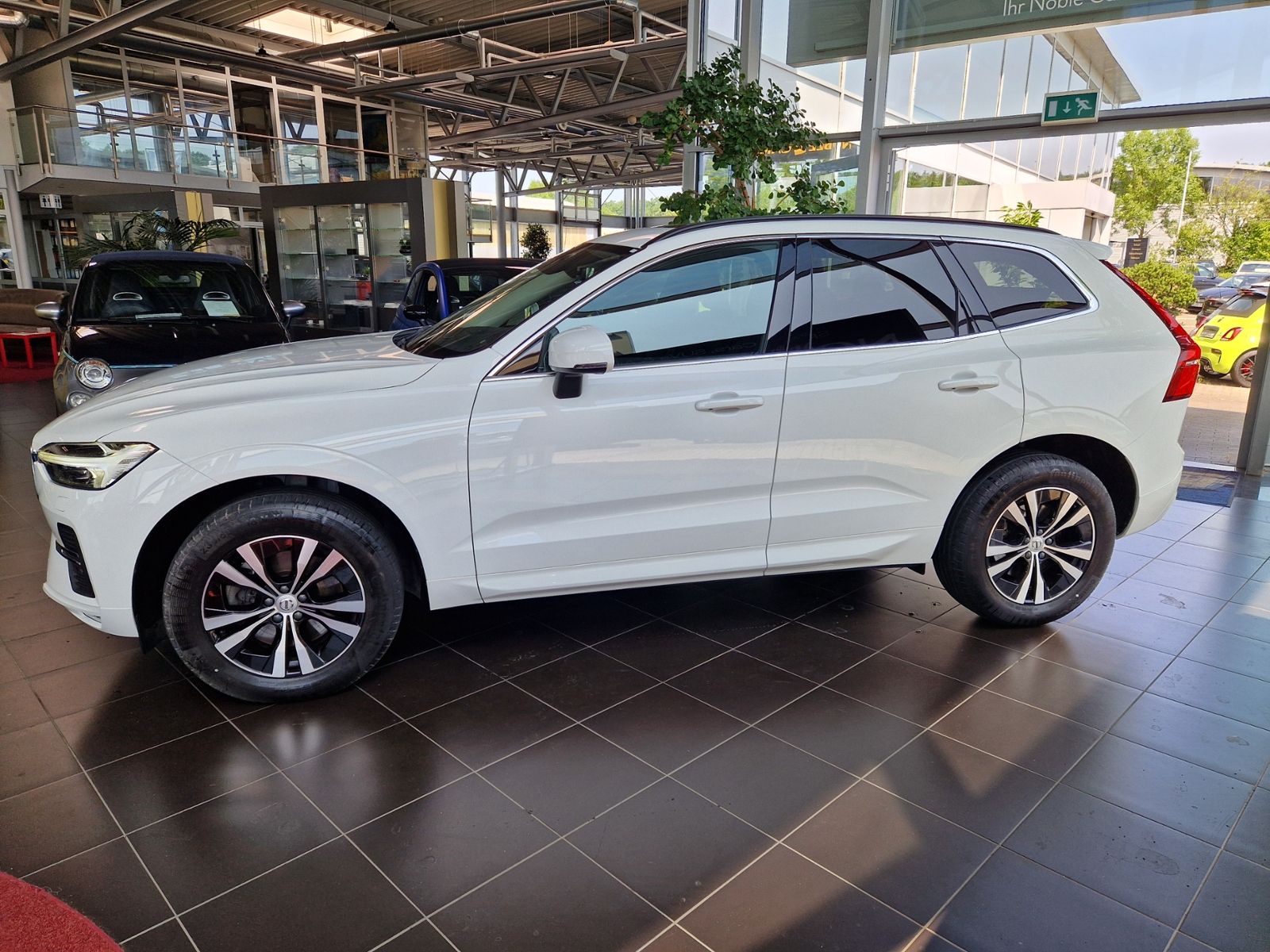 Fahrzeugabbildung Volvo XC60 Momentum Pro 2WD PANO H/K LED