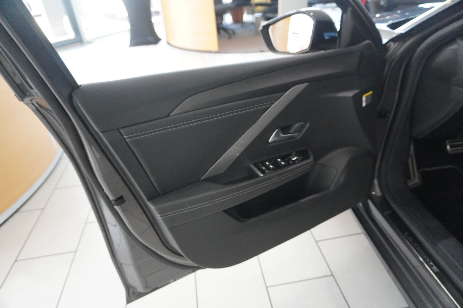 Fahrzeugabbildung Opel Astra L Lim. 1.6 HYBRID ULTIMATE NAVI/360°/PANO.